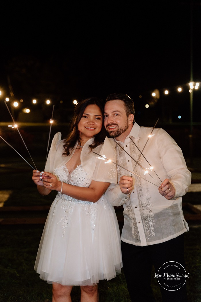 Sparkler wedding photos. Multicultural wedding photos. Mixed couple photos. Mariage au Manoir du lac Delage. Photographe de mariage Ville de Québec. Quebec City wedding photographer. Manoir du lac Delage wedding.