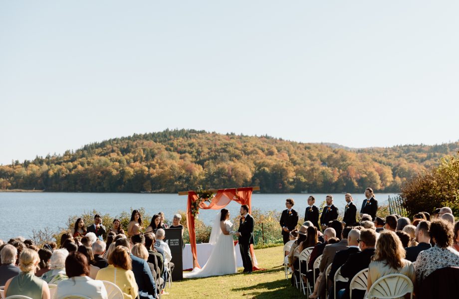 Lakefront wedding ceremony. Waterfront wedding photos. Mariage au Manoir du lac Delage. Photographe de mariage Ville de Québec. Quebec City wedding photographer. Manoir du lac Delage wedding.