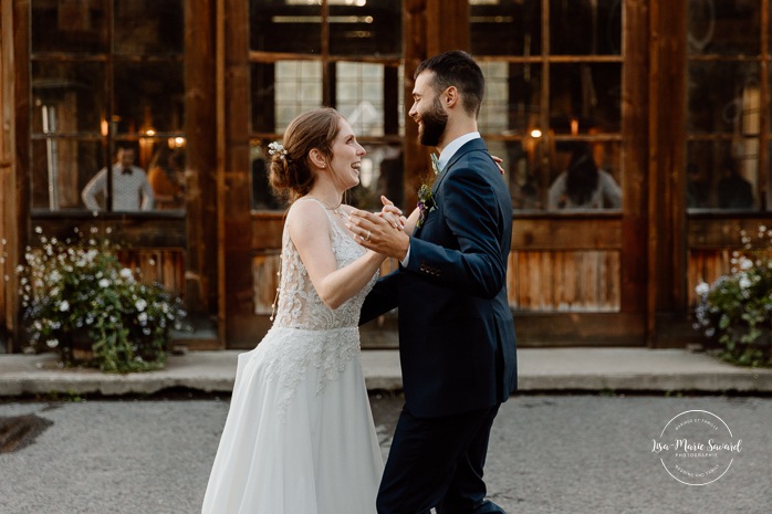 Bride and groom practicing first dance. Wooden chapel wedding photos. Mariage à Le Pont Couvert de La Conception. Photographe mariage Laurentides. Le Pont Couvert wedding. Tremblant wedding photographer.