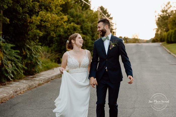 Street wedding photos. Mariage à Le Pont Couvert de La Conception. Photographe mariage Laurentides. Le Pont Couvert wedding. Tremblant wedding photographer.