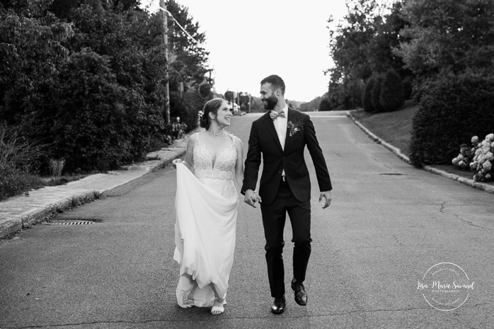 Street wedding photos. Mariage à Le Pont Couvert de La Conception. Photographe mariage Laurentides. Le Pont Couvert wedding. Tremblant wedding photographer.