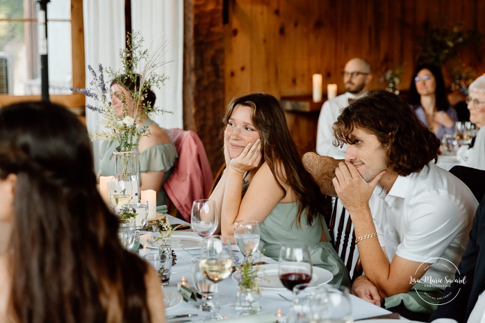 Wooden cabin wedding reception. Eco friendly wedding reception. Mariage à Le Pont Couvert de La Conception. Photographe mariage Laurentides. Le Pont Couvert wedding. Tremblant wedding photographer.