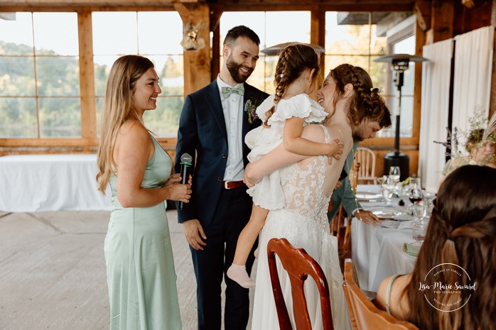 Wooden cabin wedding reception. Eco friendly wedding reception. Mariage à Le Pont Couvert de La Conception. Photographe mariage Laurentides. Le Pont Couvert wedding. Tremblant wedding photographer.
