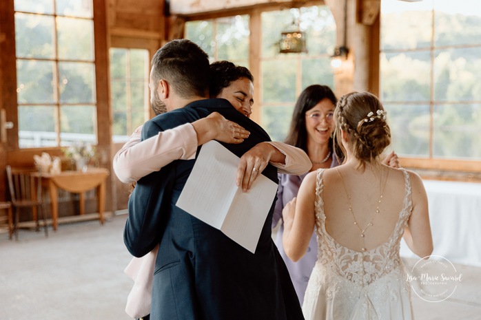 Wooden cabin wedding reception. Eco friendly wedding reception. Mariage à Le Pont Couvert de La Conception. Photographe mariage Laurentides. Le Pont Couvert wedding. Tremblant wedding photographer.
