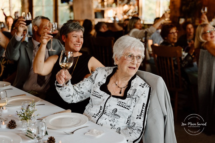Wooden cabin wedding reception. Eco friendly wedding reception. Mariage à Le Pont Couvert de La Conception. Photographe mariage Laurentides. Le Pont Couvert wedding. Tremblant wedding photographer.
