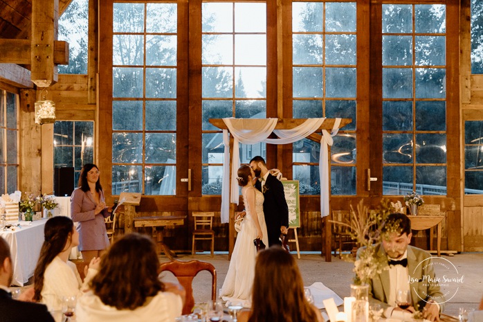 Wooden cabin wedding reception. Eco friendly wedding reception. Mariage à Le Pont Couvert de La Conception. Photographe mariage Laurentides. Le Pont Couvert wedding. Tremblant wedding photographer.