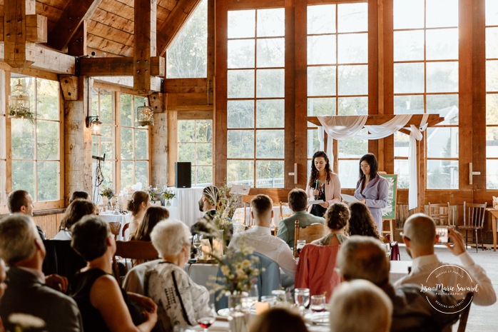 Wooden cabin wedding reception. Eco friendly wedding reception. Mariage à Le Pont Couvert de La Conception. Photographe mariage Laurentides. Le Pont Couvert wedding. Tremblant wedding photographer.