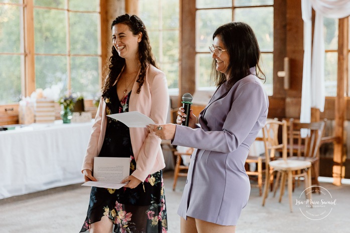 Wooden cabin wedding reception. Eco friendly wedding reception. Mariage à Le Pont Couvert de La Conception. Photographe mariage Laurentides. Le Pont Couvert wedding. Tremblant wedding photographer.