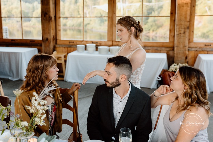 Wooden cabin wedding reception. Eco friendly wedding reception. Mariage à Le Pont Couvert de La Conception. Photographe mariage Laurentides. Le Pont Couvert wedding. Tremblant wedding photographer.