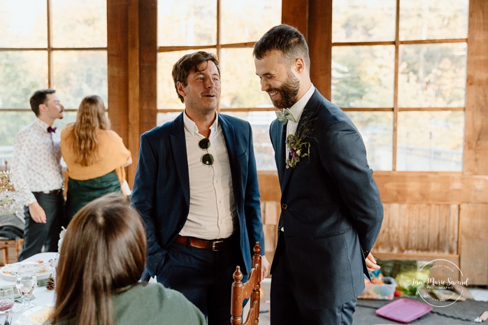 Wooden cabin wedding reception. Eco friendly wedding reception. Mariage à Le Pont Couvert de La Conception. Photographe mariage Laurentides. Le Pont Couvert wedding. Tremblant wedding photographer.