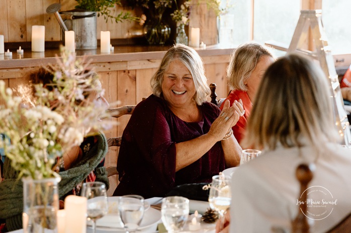 Wooden cabin wedding reception. Eco friendly wedding reception. Mariage à Le Pont Couvert de La Conception. Photographe mariage Laurentides. Le Pont Couvert wedding. Tremblant wedding photographer.