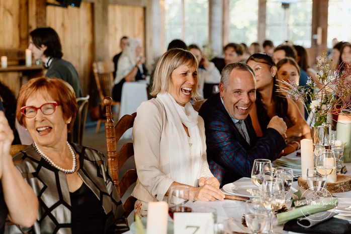 Wooden cabin wedding reception. Eco friendly wedding reception. Mariage à Le Pont Couvert de La Conception. Photographe mariage Laurentides. Le Pont Couvert wedding. Tremblant wedding photographer.