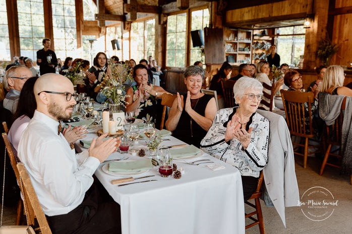 Wooden cabin wedding reception. Eco friendly wedding reception. Mariage à Le Pont Couvert de La Conception. Photographe mariage Laurentides. Le Pont Couvert wedding. Tremblant wedding photographer.