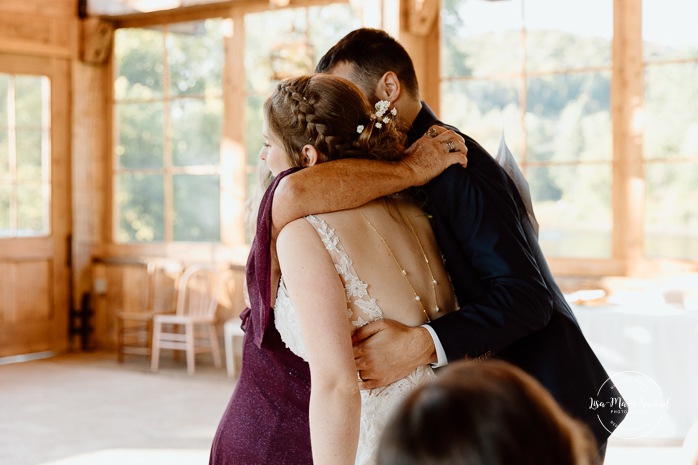 Wooden cabin wedding reception. Eco friendly wedding reception. Mariage à Le Pont Couvert de La Conception. Photographe mariage Laurentides. Le Pont Couvert wedding. Tremblant wedding photographer.