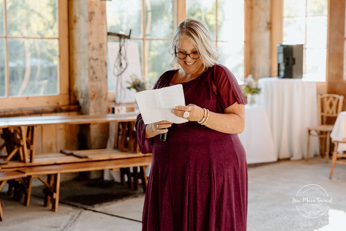 Wooden cabin wedding reception. Eco friendly wedding reception. Mariage à Le Pont Couvert de La Conception. Photographe mariage Laurentides. Le Pont Couvert wedding. Tremblant wedding photographer.
