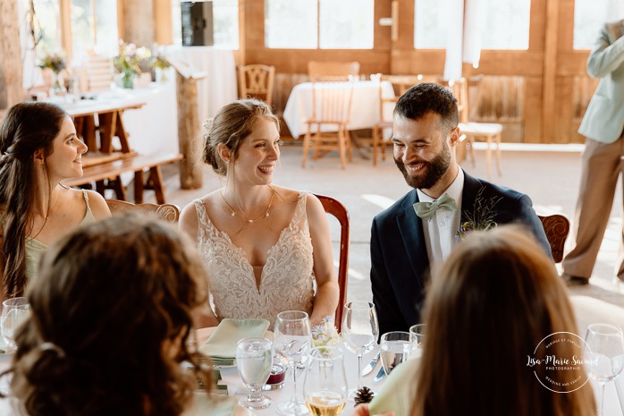 Wooden cabin wedding reception. Eco friendly wedding reception. Mariage à Le Pont Couvert de La Conception. Photographe mariage Laurentides. Le Pont Couvert wedding. Tremblant wedding photographer.