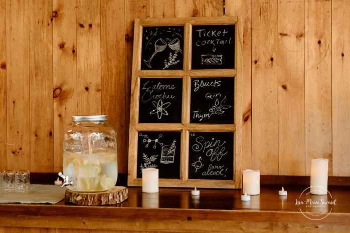 Second hand wedding decor. Eco friendly wedding decor. Mariage à Le Pont Couvert de La Conception. Photographe mariage Laurentides. Le Pont Couvert wedding. Tremblant wedding photographer.