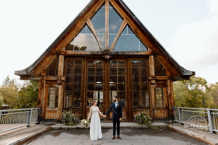 Wooden chapel wedding photos. Mariage à Le Pont Couvert de La Conception. Photographe mariage Laurentides. Le Pont Couvert wedding. Tremblant wedding photographer.