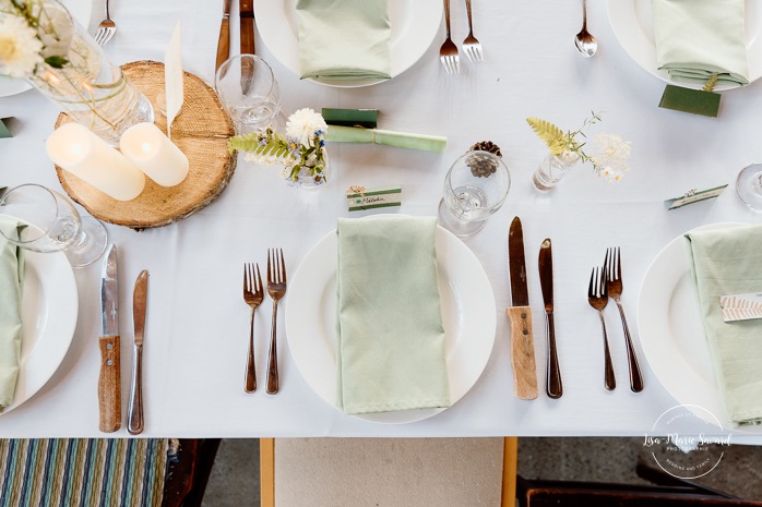 Second hand wedding decor. Eco friendly wedding decor. Mariage à Le Pont Couvert de La Conception. Photographe mariage Laurentides. Le Pont Couvert wedding. Tremblant wedding photographer.