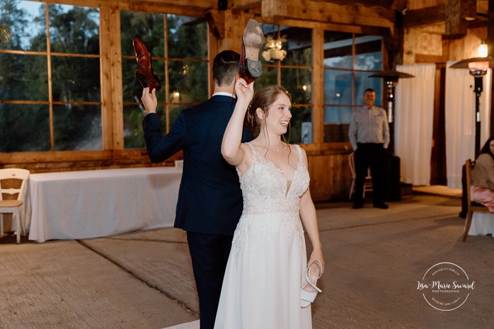 Wooden cabin wedding reception. Eco friendly wedding reception. Mariage à Le Pont Couvert de La Conception. Photographe mariage Laurentides. Le Pont Couvert wedding. Tremblant wedding photographer.