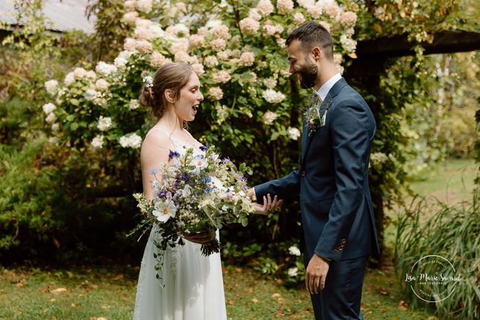 Backyard wedding first look. Mariage à Le Pont Couvert de La Conception. Photographe mariage Laurentides. Le Pont Couvert wedding. Tremblant wedding photographer.