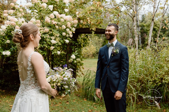 Backyard wedding first look. Mariage à Le Pont Couvert de La Conception. Photographe mariage Laurentides. Le Pont Couvert wedding. Tremblant wedding photographer.