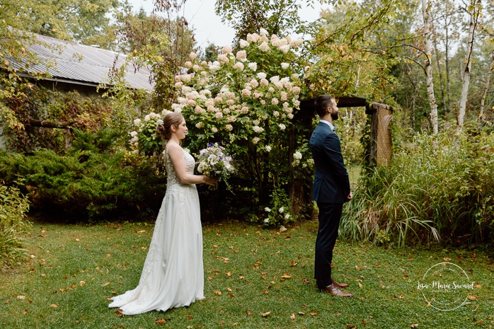 Backyard wedding first look. Mariage à Le Pont Couvert de La Conception. Photographe mariage Laurentides. Le Pont Couvert wedding. Tremblant wedding photographer.
