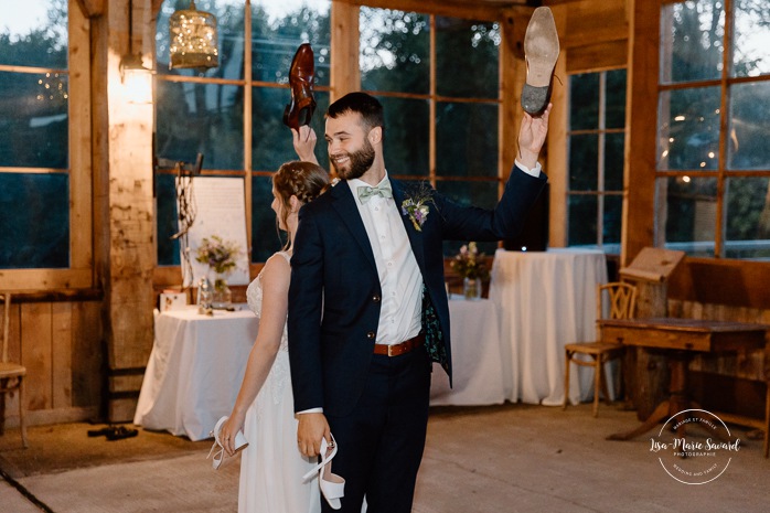 Wooden cabin wedding reception. Eco friendly wedding reception. Mariage à Le Pont Couvert de La Conception. Photographe mariage Laurentides. Le Pont Couvert wedding. Tremblant wedding photographer.
