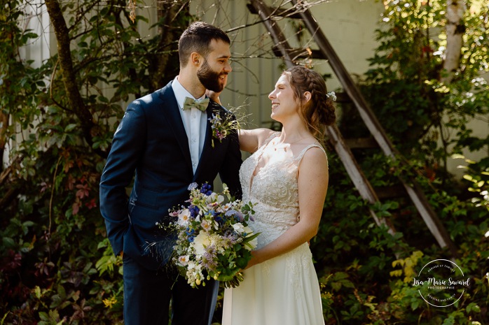 Backyard wedding first look. Mariage à Le Pont Couvert de La Conception. Photographe mariage Laurentides. Le Pont Couvert wedding. Tremblant wedding photographer.