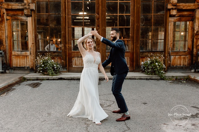 Bride and groom practicing first dance. Wooden chapel wedding photos. Mariage à Le Pont Couvert de La Conception. Photographe mariage Laurentides. Le Pont Couvert wedding. Tremblant wedding photographer.