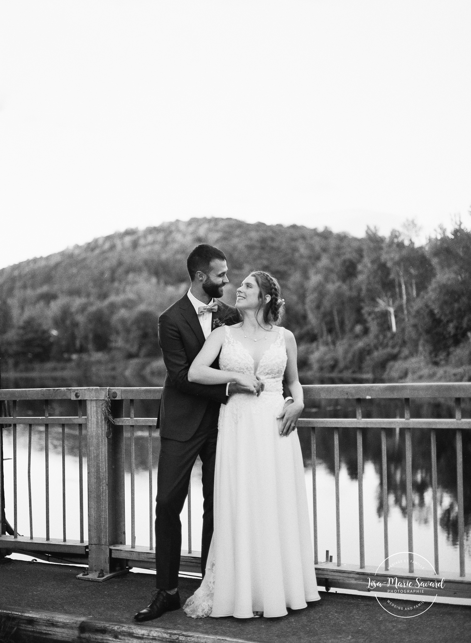 Bridge wedding photos. Mariage à Le Pont Couvert de La Conception. Photographe mariage Laurentides. Le Pont Couvert wedding. Tremblant wedding photographer.