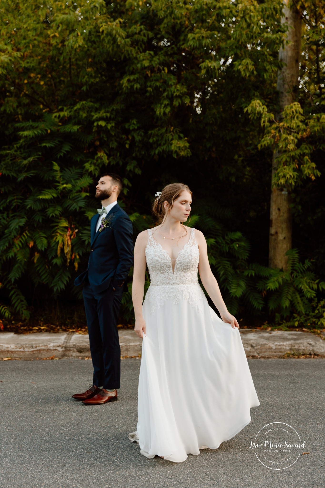 Street wedding photos. Mariage à Le Pont Couvert de La Conception. Photographe mariage Laurentides. Le Pont Couvert wedding. Tremblant wedding photographer.