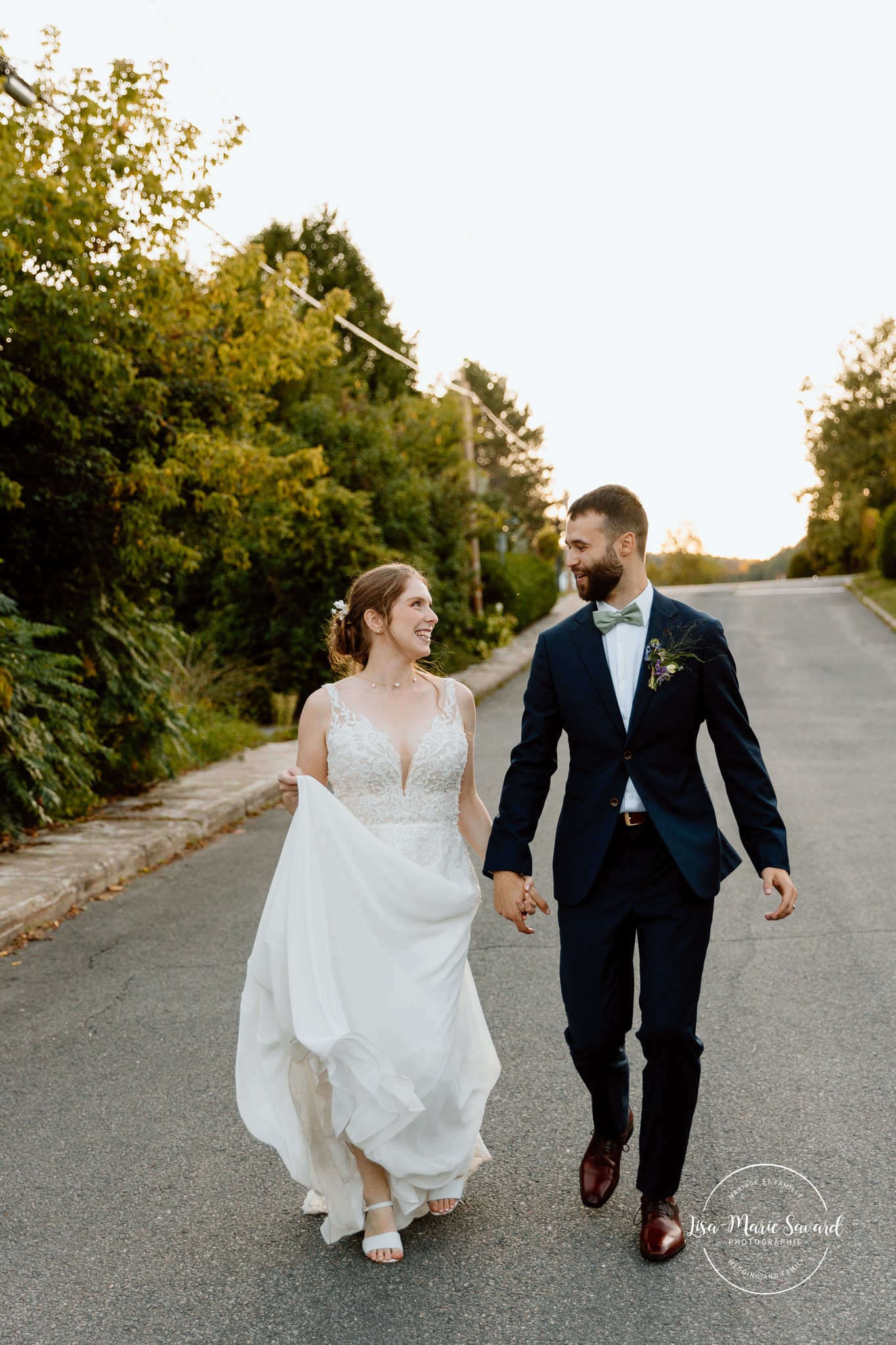 Street wedding photos. Mariage à Le Pont Couvert de La Conception. Photographe mariage Laurentides. Le Pont Couvert wedding. Tremblant wedding photographer.