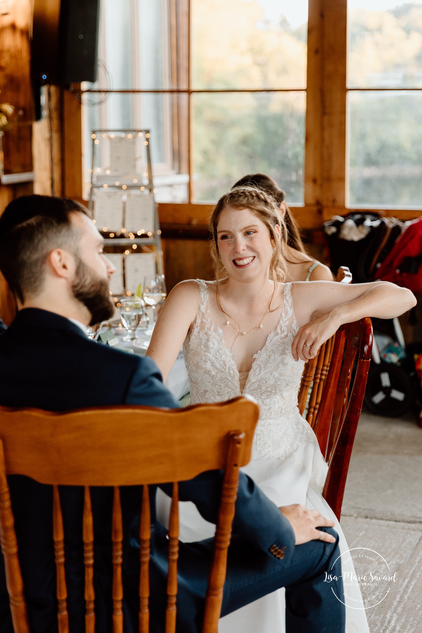 Wooden cabin wedding reception. Eco friendly wedding reception. Mariage à Le Pont Couvert de La Conception. Photographe mariage Laurentides. Le Pont Couvert wedding. Tremblant wedding photographer.