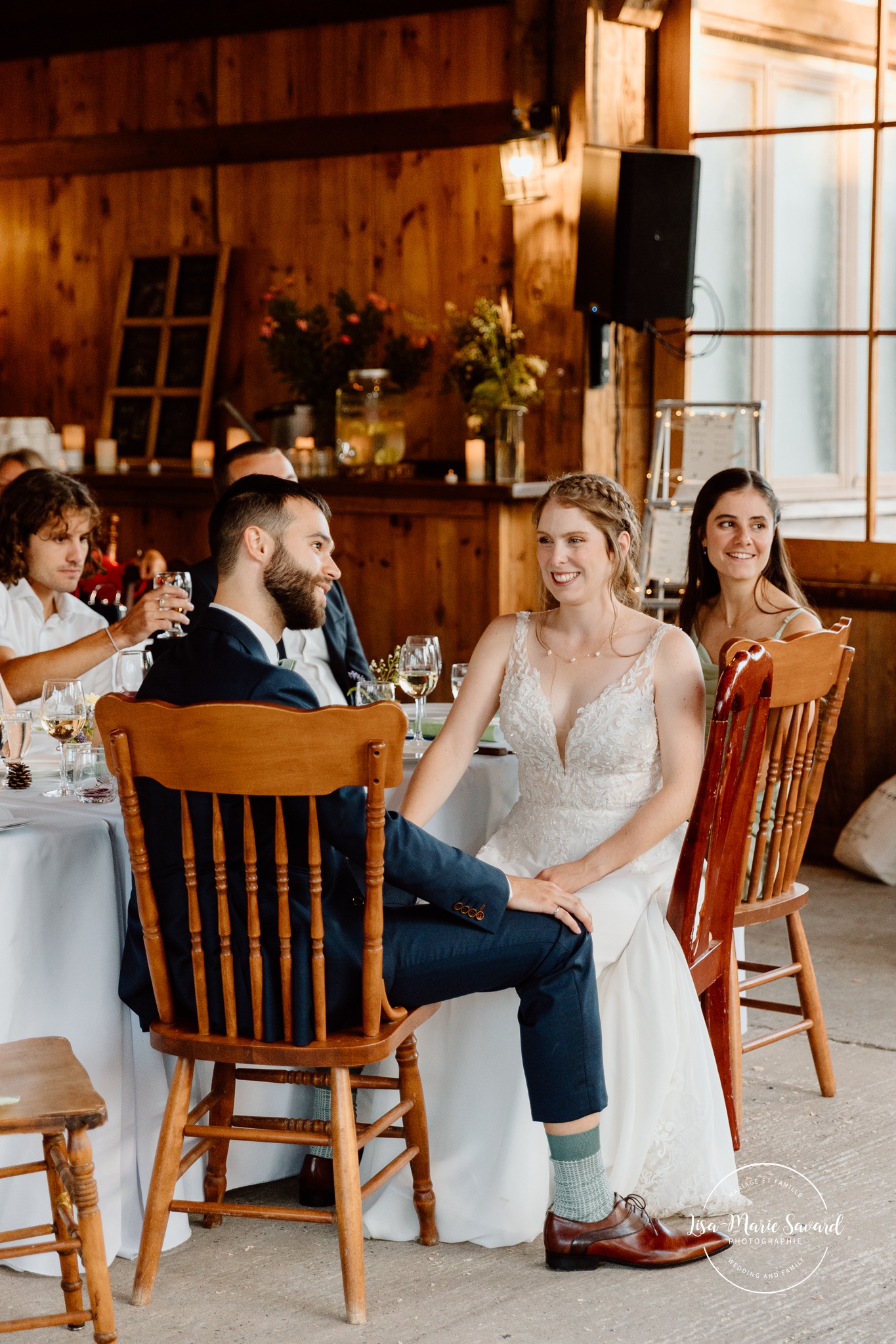 Wooden cabin wedding reception. Eco friendly wedding reception. Mariage à Le Pont Couvert de La Conception. Photographe mariage Laurentides. Le Pont Couvert wedding. Tremblant wedding photographer.