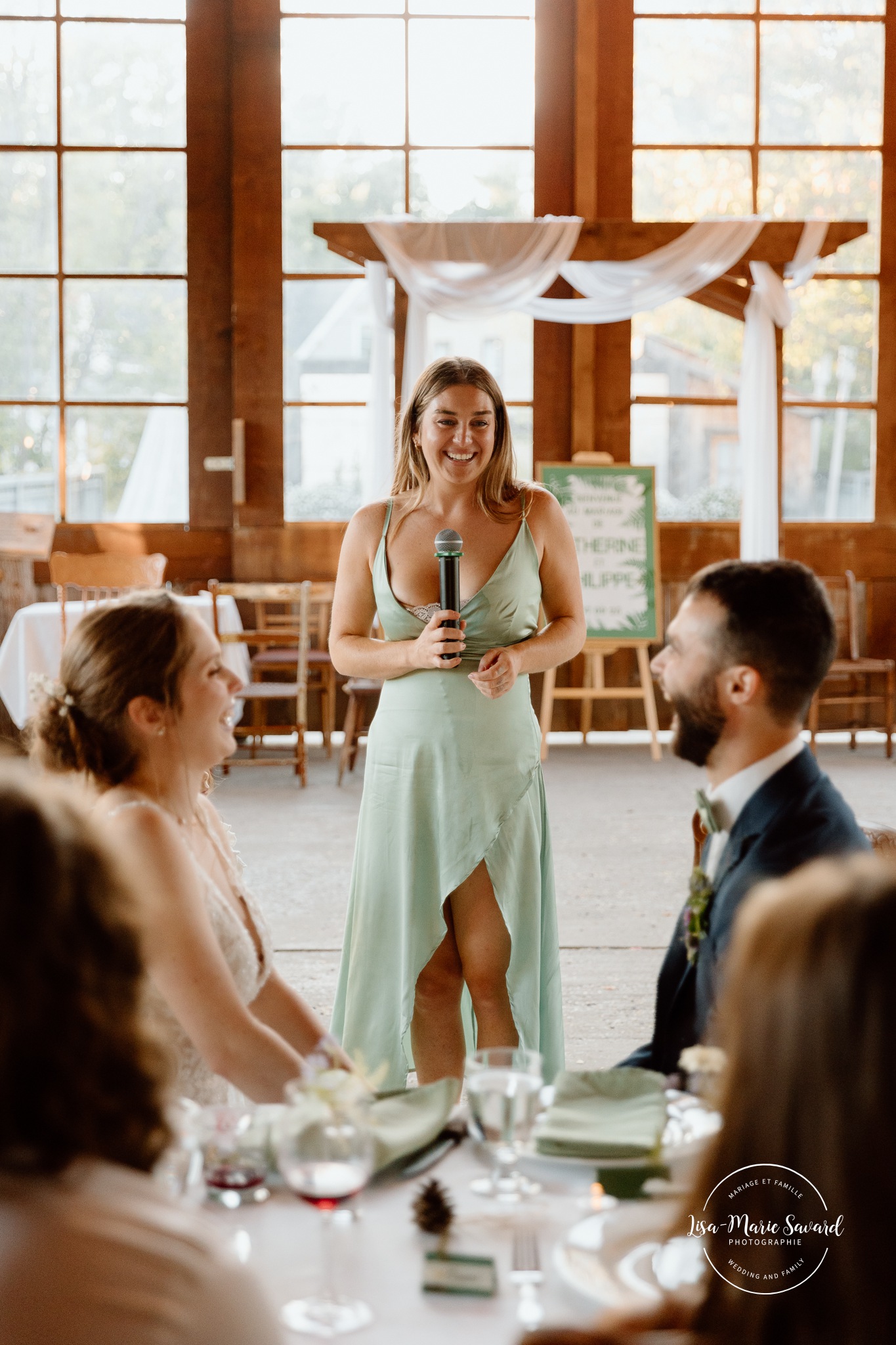 Wooden cabin wedding reception. Eco friendly wedding reception. Mariage à Le Pont Couvert de La Conception. Photographe mariage Laurentides. Le Pont Couvert wedding. Tremblant wedding photographer.