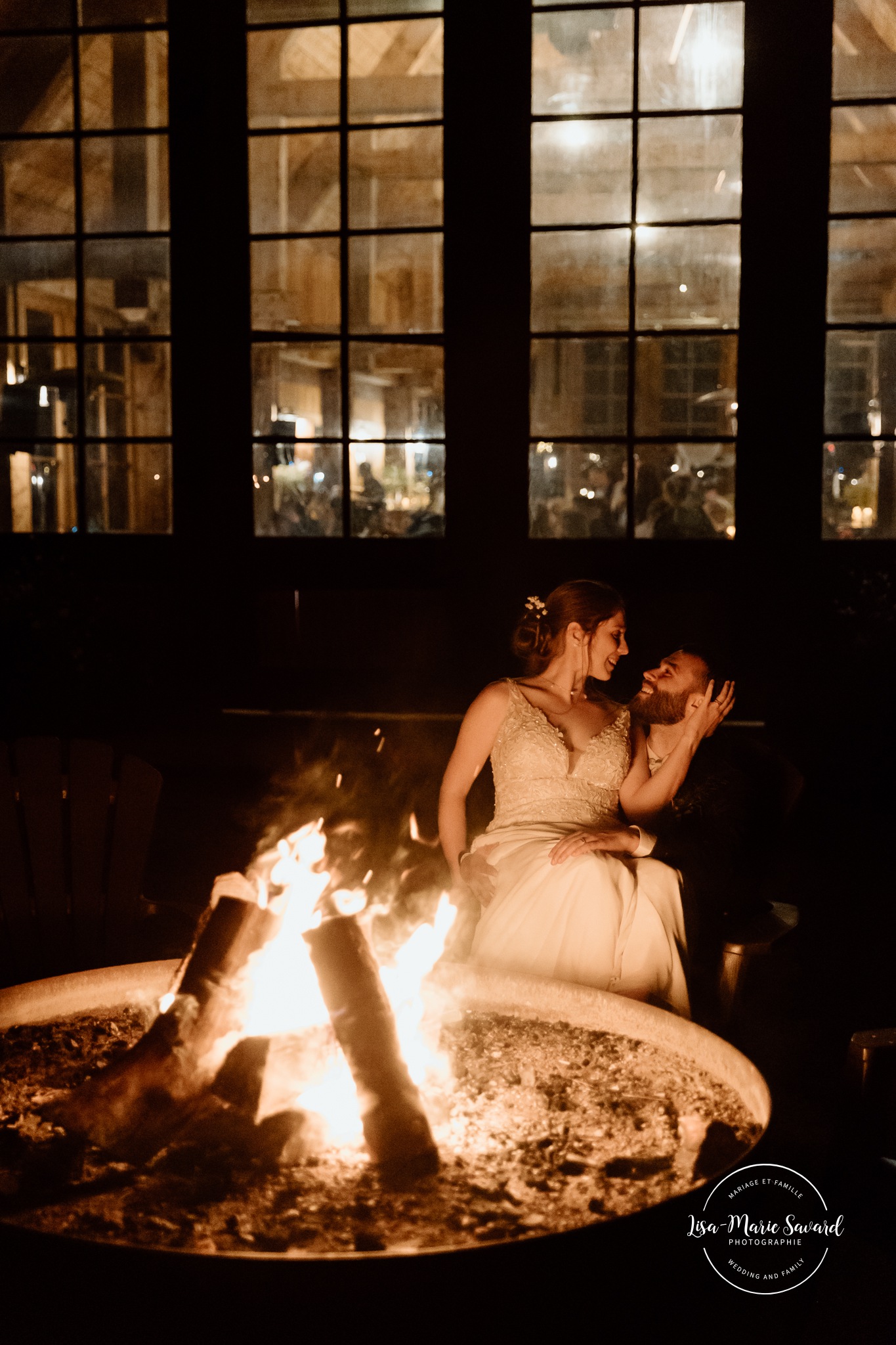 Fire camp wedding photos. Mariage à Le Pont Couvert de La Conception. Photographe mariage Laurentides. Le Pont Couvert wedding. Tremblant wedding photographer.