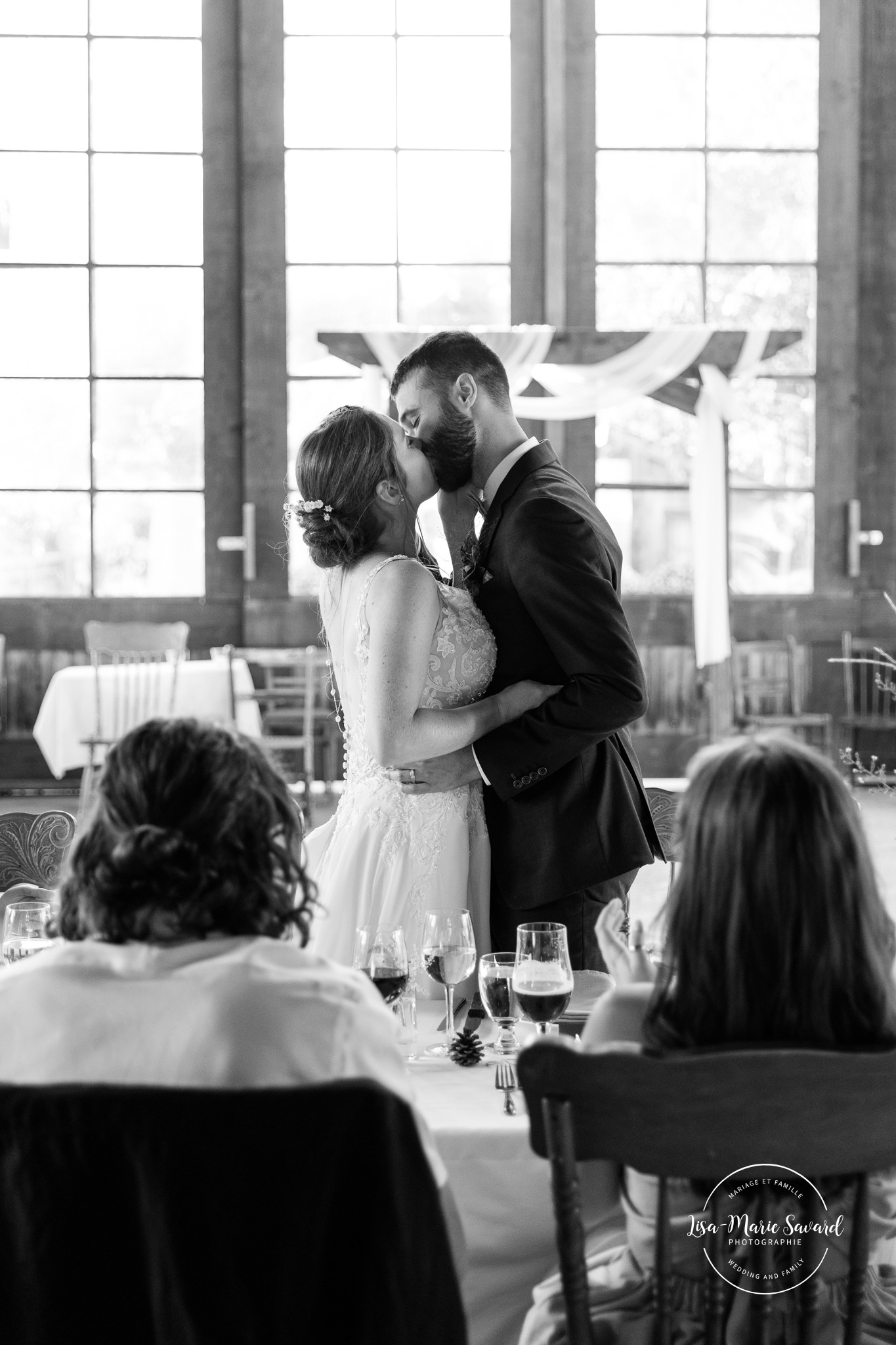 Wooden cabin wedding reception. Eco friendly wedding reception. Mariage à Le Pont Couvert de La Conception. Photographe mariage Laurentides. Le Pont Couvert wedding. Tremblant wedding photographer.