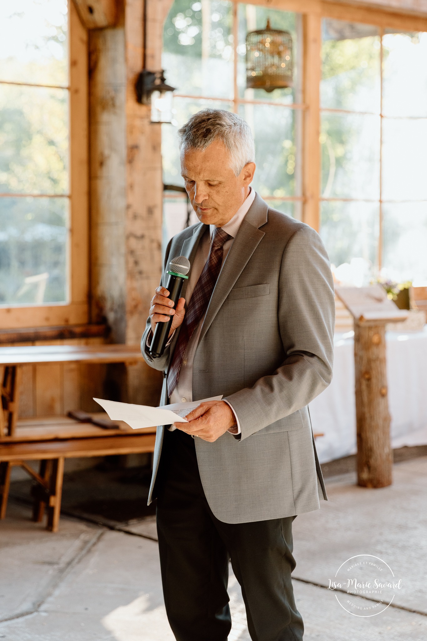Wooden cabin wedding reception. Eco friendly wedding reception. Mariage à Le Pont Couvert de La Conception. Photographe mariage Laurentides. Le Pont Couvert wedding. Tremblant wedding photographer.