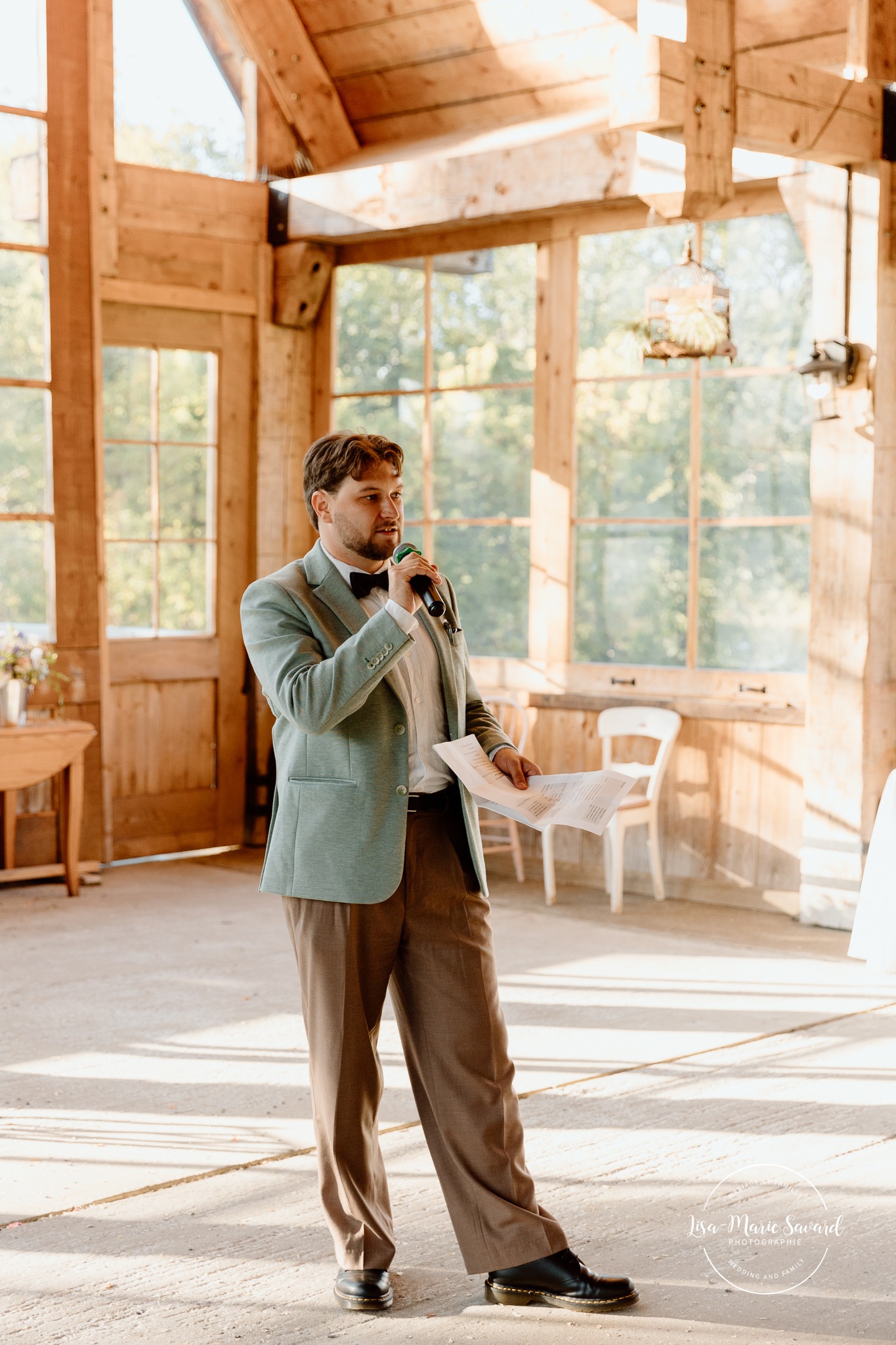 Wooden cabin wedding reception. Eco friendly wedding reception. Mariage à Le Pont Couvert de La Conception. Photographe mariage Laurentides. Le Pont Couvert wedding. Tremblant wedding photographer.