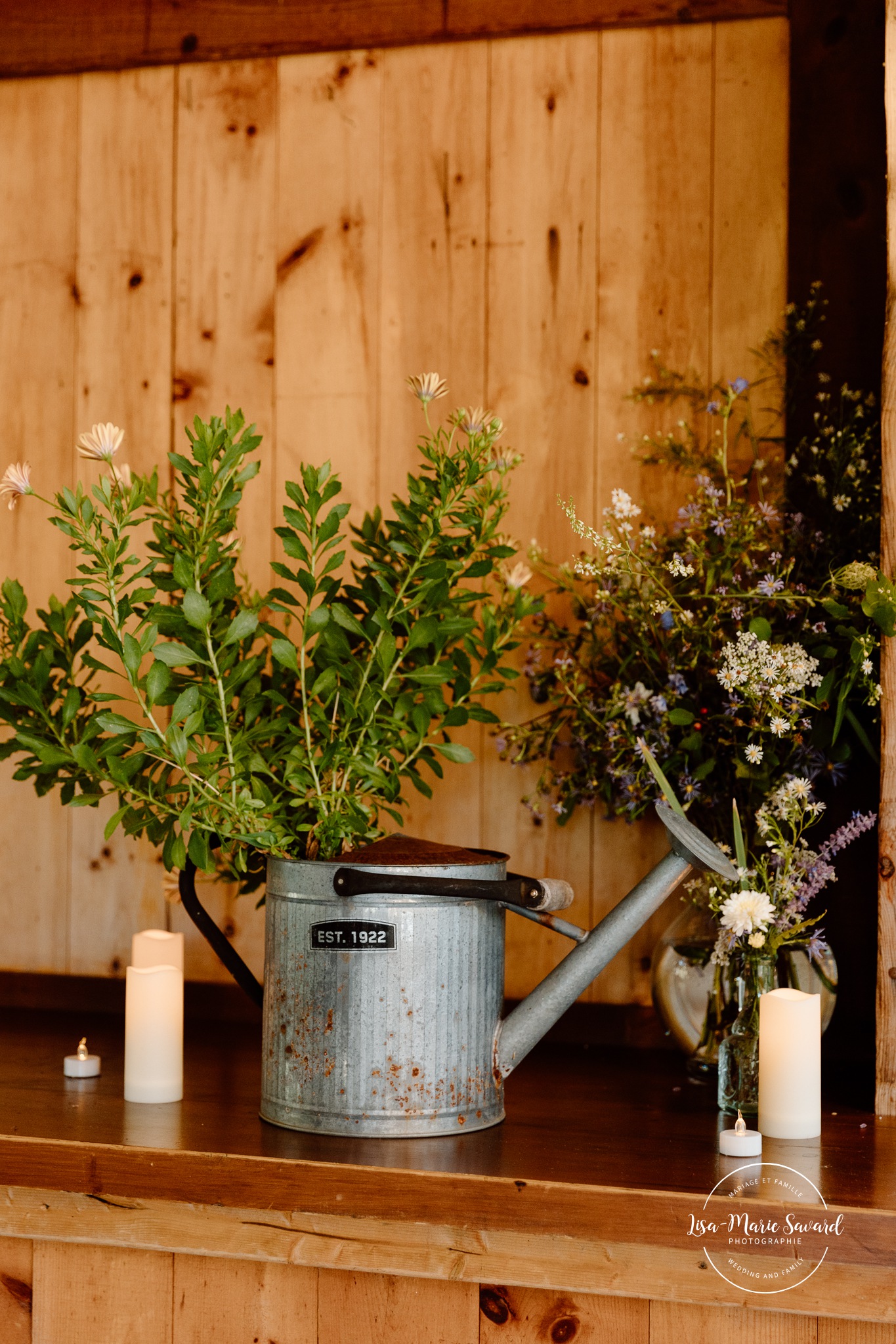 Second hand wedding decor. Eco friendly wedding decor. Mariage à Le Pont Couvert de La Conception. Photographe mariage Laurentides. Le Pont Couvert wedding. Tremblant wedding photographer.