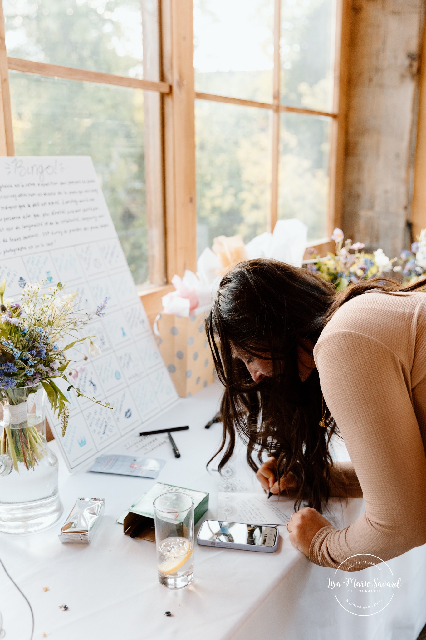 Second hand wedding decor. Eco friendly wedding decor. Mariage à Le Pont Couvert de La Conception. Photographe mariage Laurentides. Le Pont Couvert wedding. Tremblant wedding photographer.