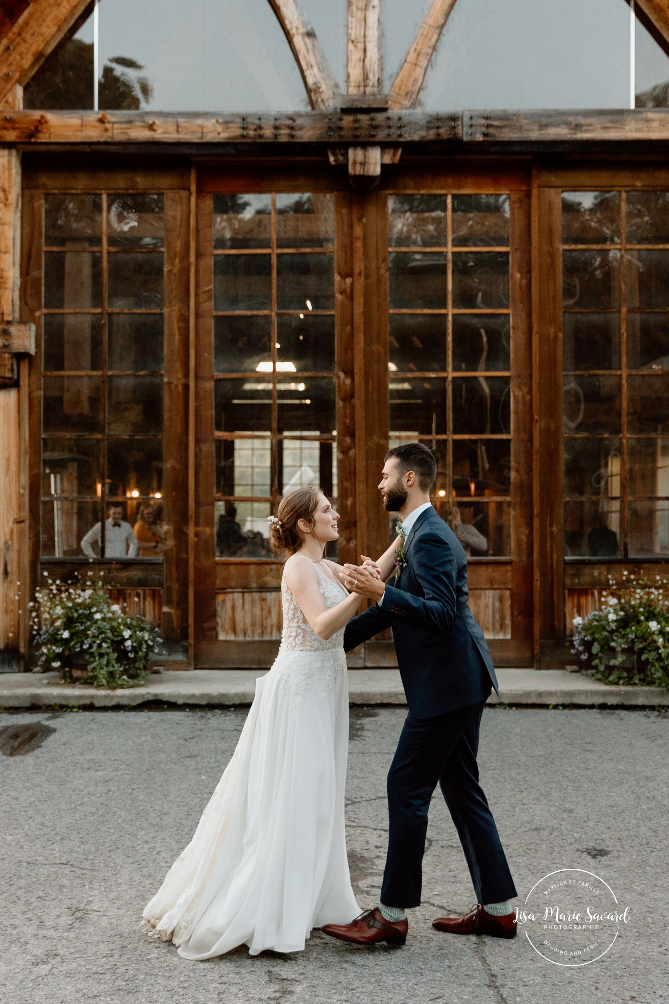 Bride and groom practicing first dance. Wooden chapel wedding photos. Mariage à Le Pont Couvert de La Conception. Photographe mariage Laurentides. Le Pont Couvert wedding. Tremblant wedding photographer.