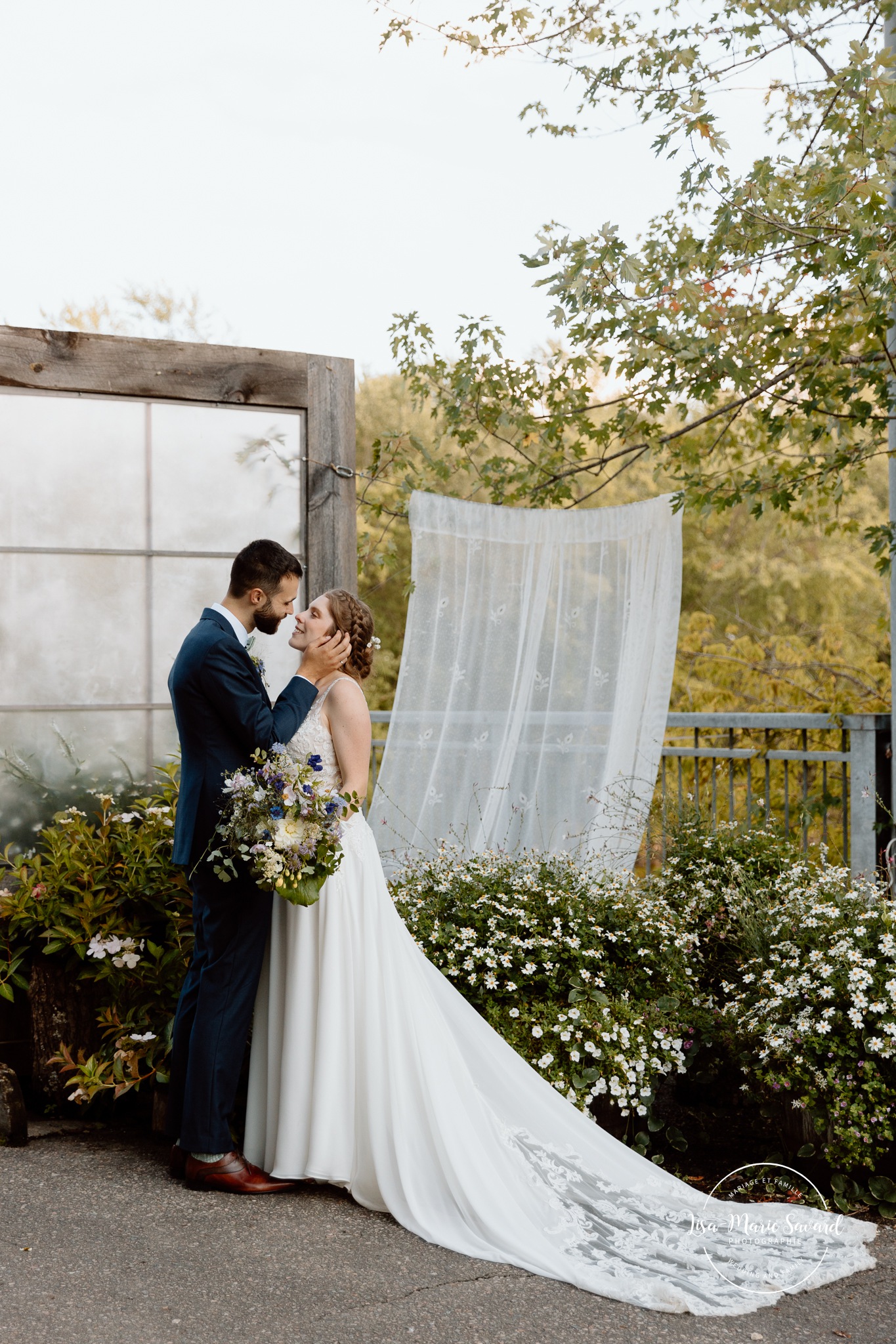 Romantic wedding photos. Mariage à Le Pont Couvert de La Conception. Photographe mariage Laurentides. Le Pont Couvert wedding. Tremblant wedding photographer.