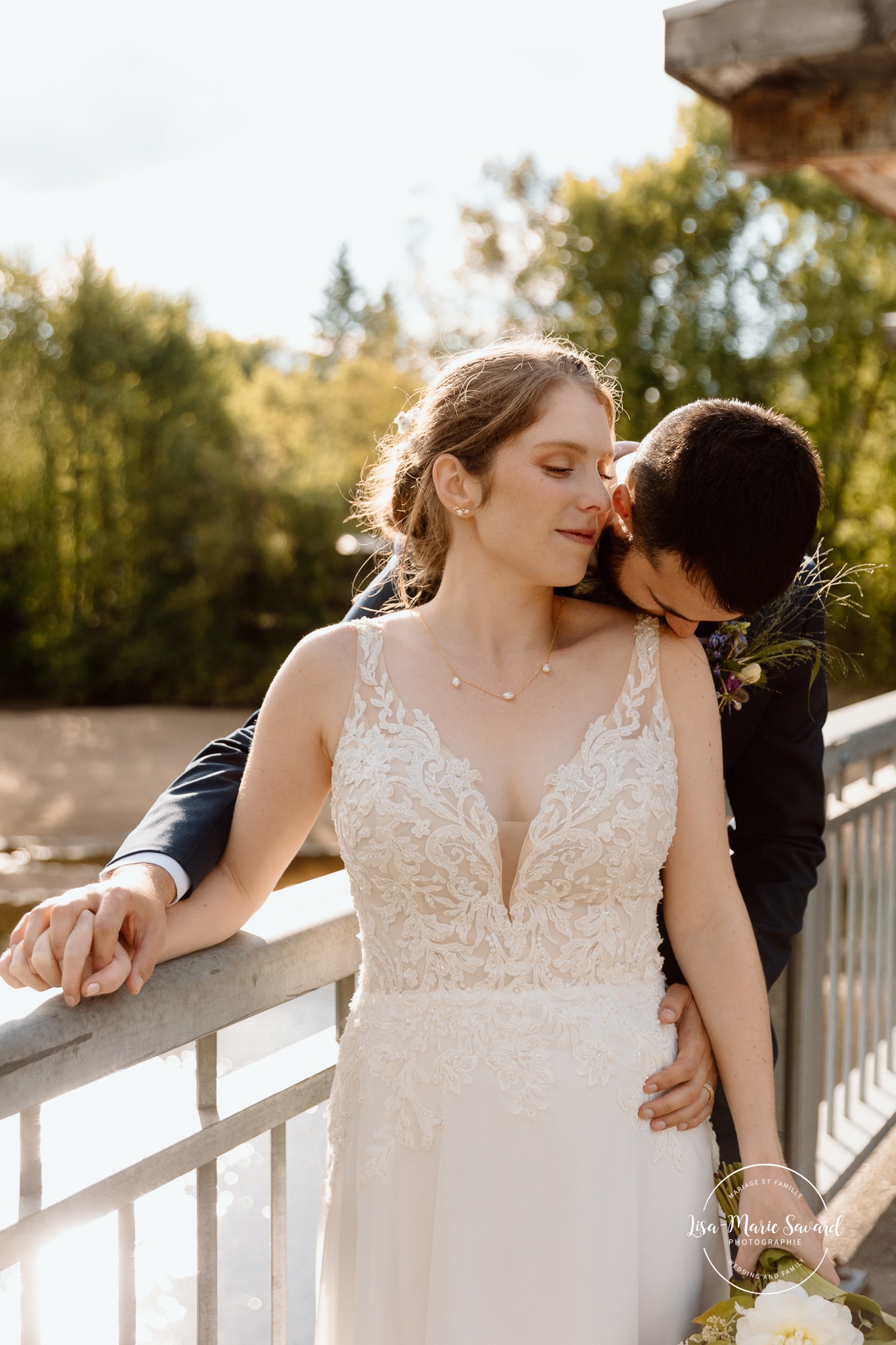 Bridge wedding photos. Mariage à Le Pont Couvert de La Conception. Photographe mariage Laurentides. Le Pont Couvert wedding. Tremblant wedding photographer.