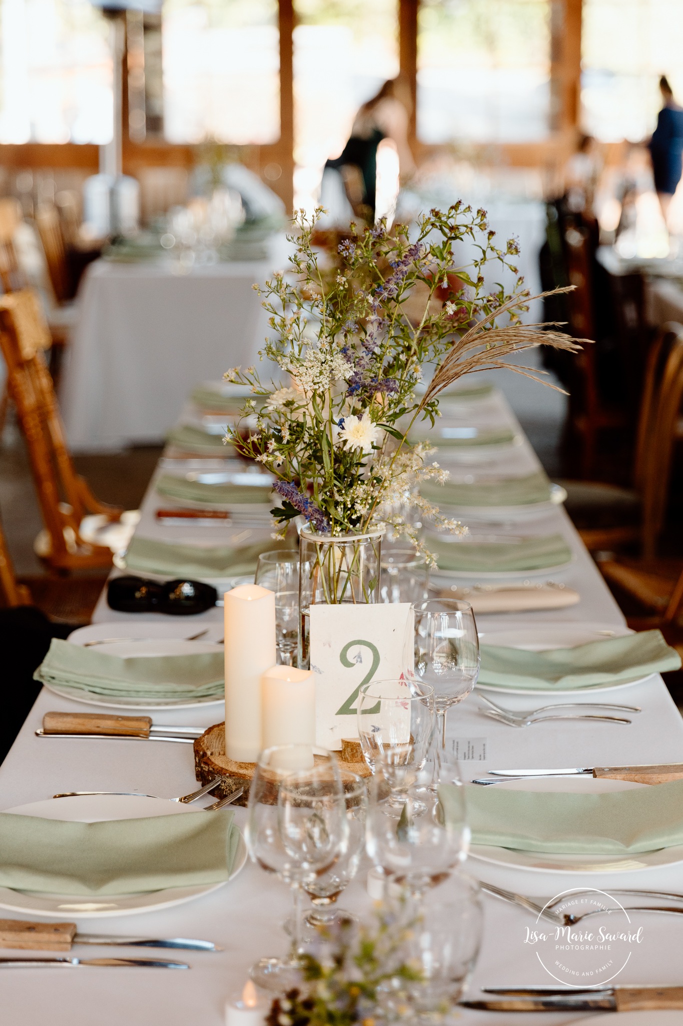 Second hand wedding decor. Eco friendly wedding decor. Mariage à Le Pont Couvert de La Conception. Photographe mariage Laurentides. Le Pont Couvert wedding. Tremblant wedding photographer.