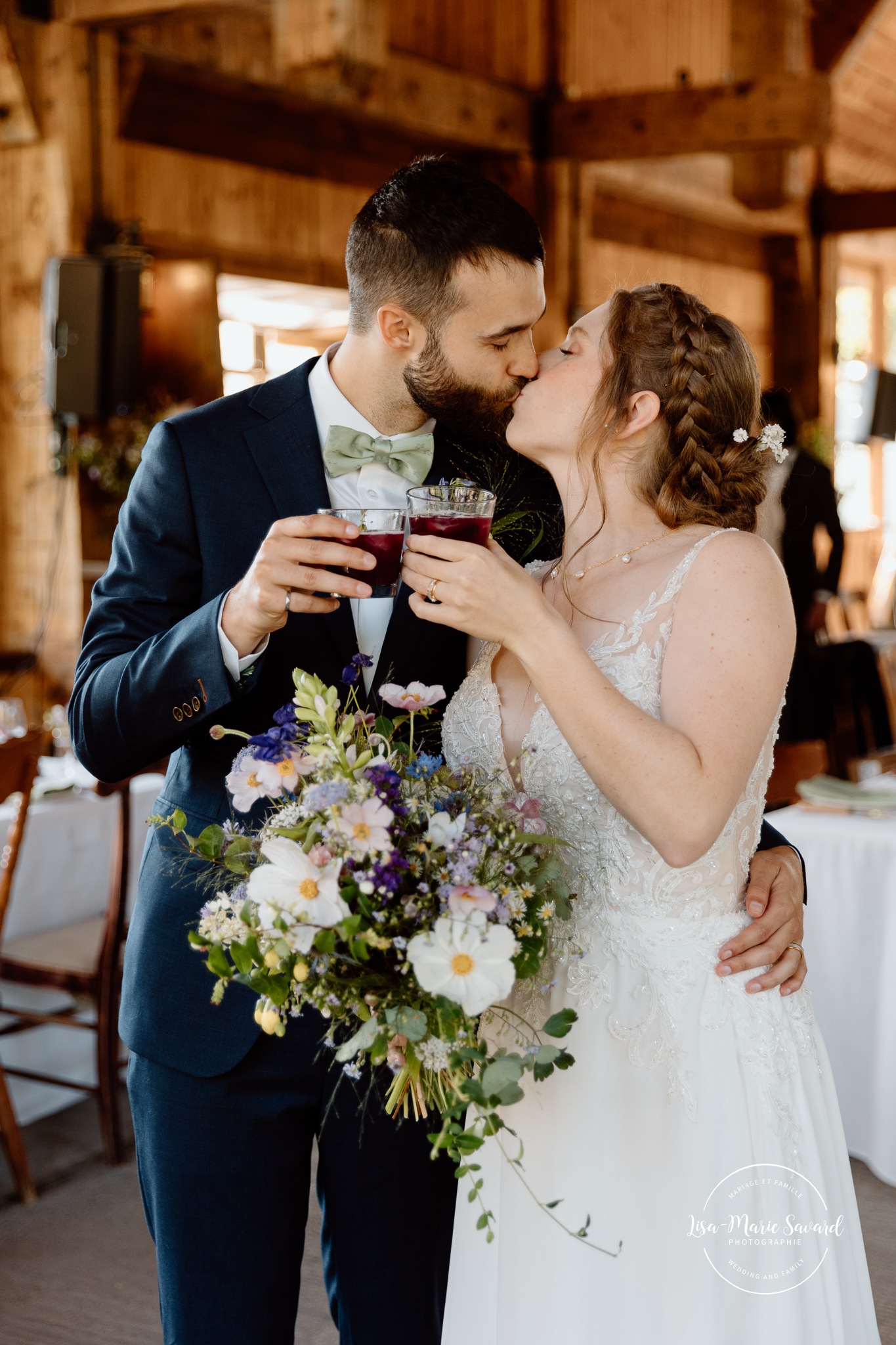 Bride and groom having a drink. Mariage à Le Pont Couvert de La Conception. Photographe mariage Laurentides. Le Pont Couvert wedding. Tremblant wedding photographer.