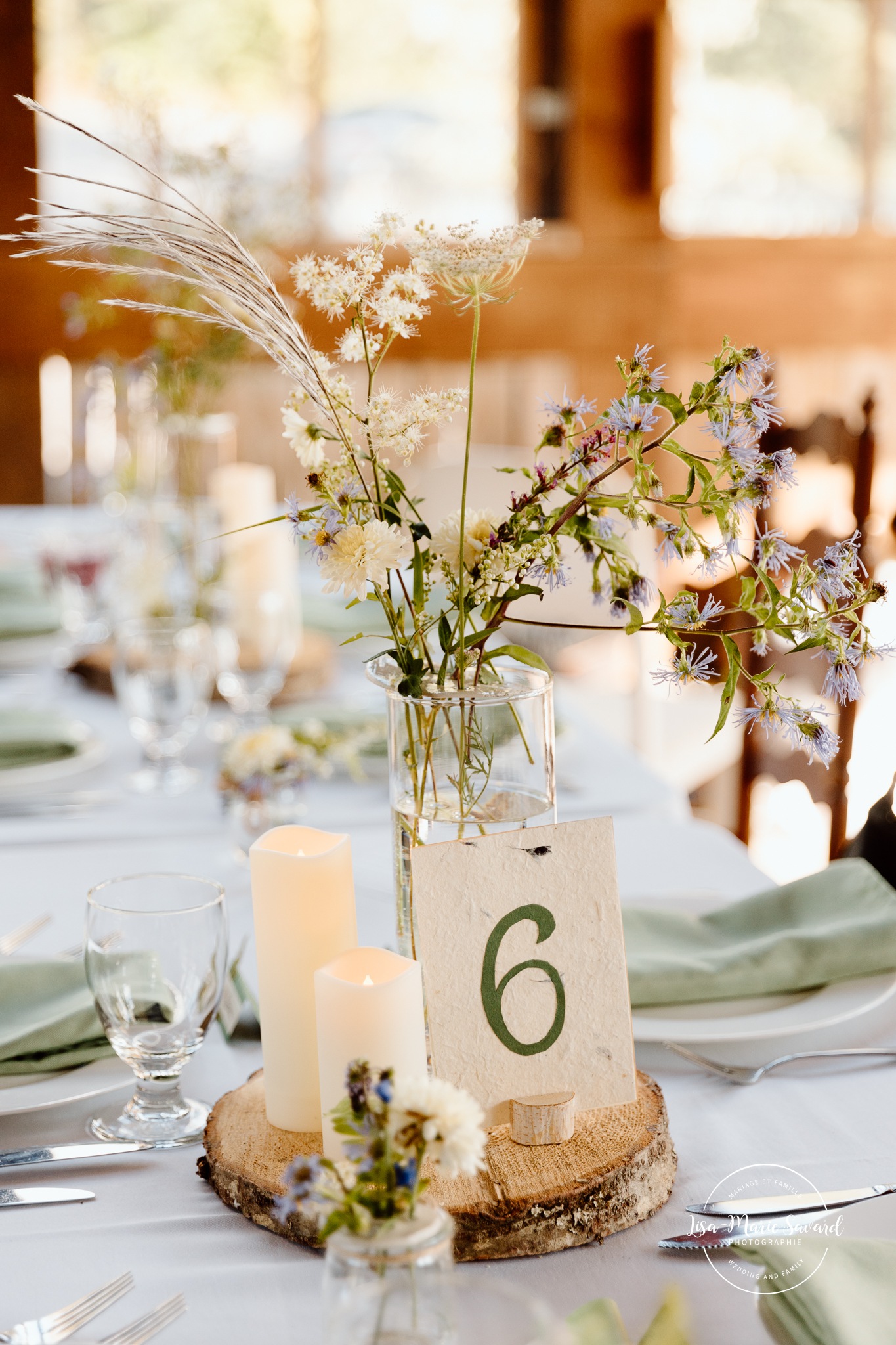 Second hand wedding decor. Eco friendly wedding decor. Mariage à Le Pont Couvert de La Conception. Photographe mariage Laurentides. Le Pont Couvert wedding. Tremblant wedding photographer.