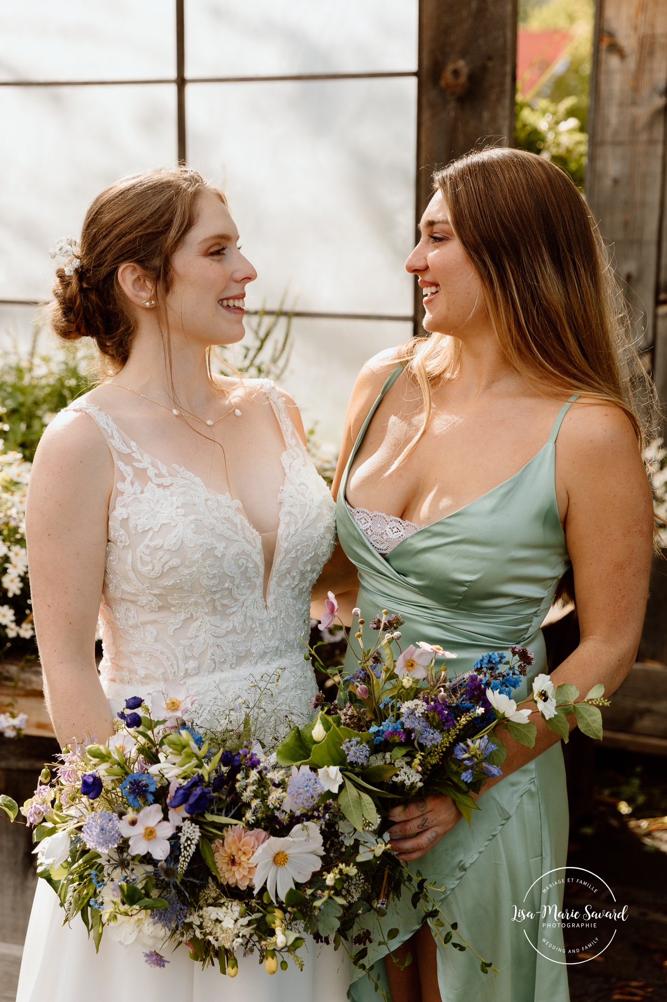 Photos de famille de mariage. Mariage à Le Pont Couvert de La Conception. Photographe mariage Laurentides. Le Pont Couvert wedding. Tremblant wedding photographer.