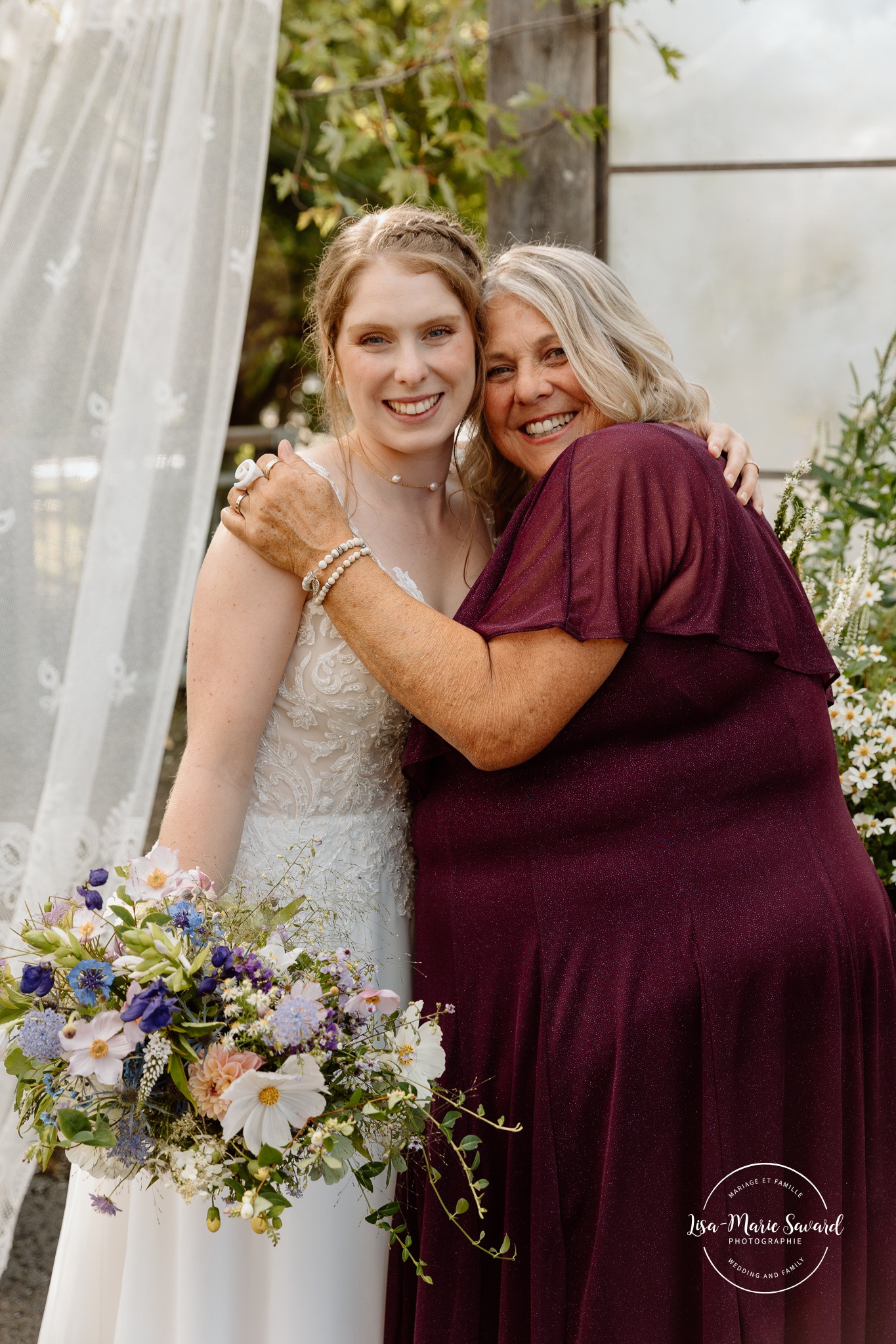 Photos de famille de mariage. Mariage à Le Pont Couvert de La Conception. Photographe mariage Laurentides. Le Pont Couvert wedding. Tremblant wedding photographer.